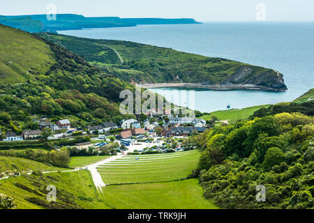 Vue depuis la côte sud-ouest de Lulworth Cove, chemin donnant sur la côte jurassique, Lulworth, Dorset, England, UK Banque D'Images