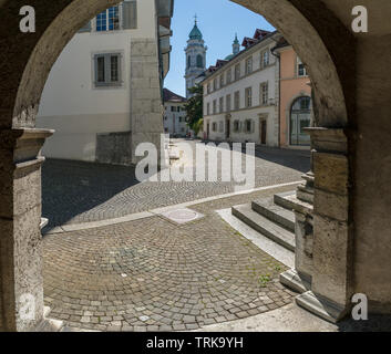 Soleure, SO / Suisse - 2 juin 2019 : vieille ville historique dans la ville suisse de Soleure avec vue sur le Chateau et la cathédrale derrière Banque D'Images