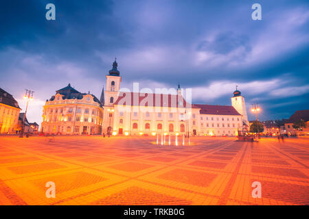 L'église Holy Trinity et Sibiu Hôtel de Ville sur la Grande Place de Sibiu. Sibiu, Sibiu, Roumanie. Banque D'Images