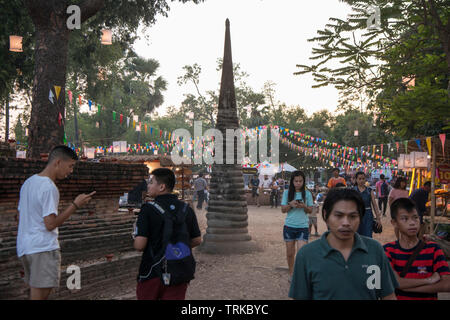 Un Thai Food Market street à la Loy Krathong festival au parc historique de Sukhothai dans la Provinz Sukhothai en Thaïlande. La Thaïlande, Sukhothai Banque D'Images