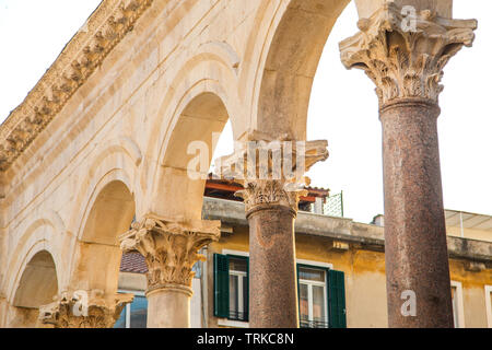 Voir à la façade extérieure de colonnes de Dioclétien à ville de Split, Croatie Banque D'Images