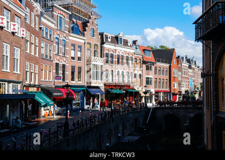 UTRECHT, Pays-Bas - le 28 mai 2019 : vue sur le centre-ville historique avec des personnes non identifiées à l'Vismarkt street (marché aux poissons) et dans l'ombre Banque D'Images