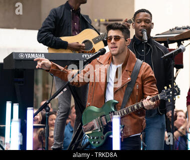 New York, NY - 7 juin 2019 : Nick Jonas des Jonas Brothers Band joue sur la NBC Today Show du Rockefeller Plaza Banque D'Images