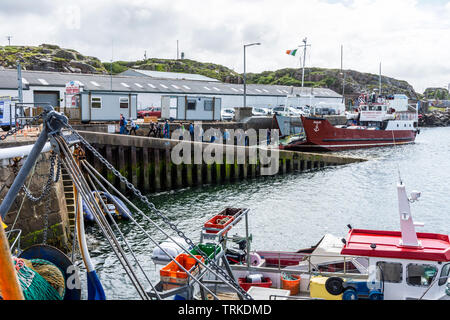 Passagers-piétons et véhicules descendre d'Arranmore Island Ferry à Burtonport Harbour, comté de Donegal, Irlande Banque D'Images