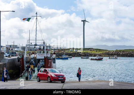 Passagers-piétons et véhicules descendre d'Arranmore Island Ferry à Burtonport Harbour, comté de Donegal, Irlande Banque D'Images