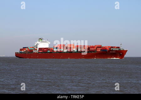 Le porte-conteneurs Sino Bridge passe le 17 avril 2019 Cuxhaven sur l'Elbe et continue jusqu'au port de Hambourg. Banque D'Images