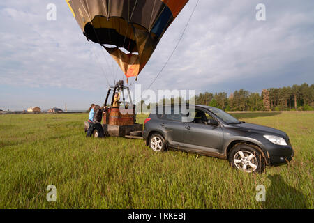 Les ballons à air chaud étant prêt pour le lancement, le véhicule et la caravane avec de l'équipement situé à proximité. Festival de ballons "Pereiaslav-2018". Le 6 mai 2018. Pereias Banque D'Images