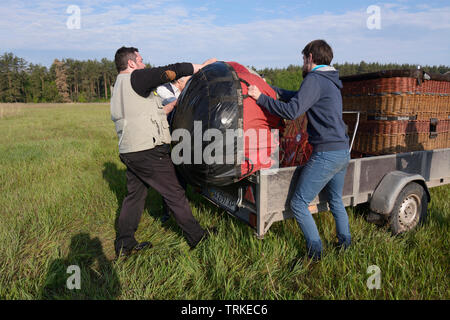 Les préparatifs de la montgolfière : les hommes prenant un panier sur une remorque. Festival de ballons "Pereiaslav-2018". Le 6 mai 2018. Perei Banque D'Images