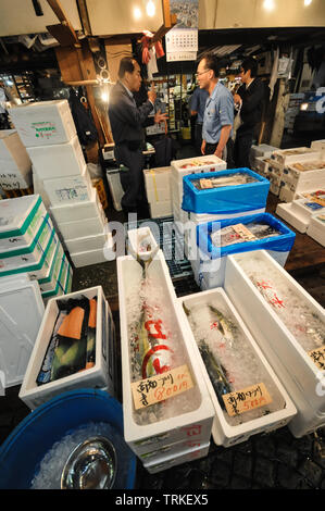 Editorial TOKYO, JAPON- MAI 2010 : marché de Tsukiji est un grand marché aux poissons dans le centre de Tokyo. Le marché est composé de petites boutiques et restaurants foule Banque D'Images