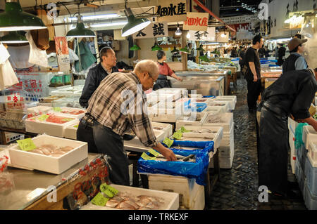 Editorial TOKYO, JAPON- MAI 2010 : marché de Tsukiji est un grand marché aux poissons dans le centre de Tokyo. Le marché est composé de petites boutiques et restaurants foule Banque D'Images