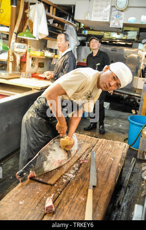 Editorial TOKYO, JAPON- MAI 2010 : marché de Tsukiji est un grand marché aux poissons dans le centre de Tokyo. Le marché est composé de petites boutiques et restaurants foule Banque D'Images