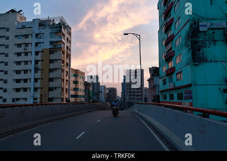 Dhaka, Bangladesh - 07 juin, 2019 : Le trafic est mince sur les moghbazar flyover mouchak généralement occupé que de nombreux résidents de Dacca sont rentrés chez eux pour passer t Banque D'Images