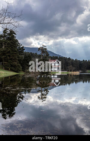 Lake house en bois à l'intérieur de forêt dans le Parc National de Golcuk Bolu, Bolu. La Turquie. Banque D'Images