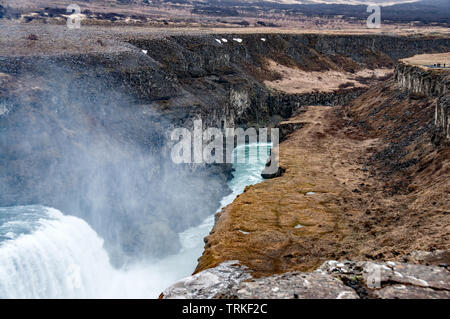 Une image de Cascade Gulfoss en Islande sur un jour nuageux mai humide. Banque D'Images