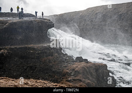 Une image de Cascade Gulfoss en Islande sur un jour nuageux mai humide. Banque D'Images