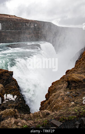 Une image de Cascade Gulfoss en Islande sur un jour nuageux mai humide. Banque D'Images