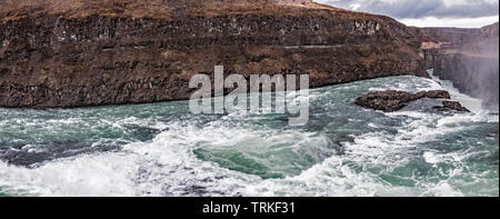 Une image de Cascade Gulfoss en Islande sur un jour nuageux mai humide. Banque D'Images