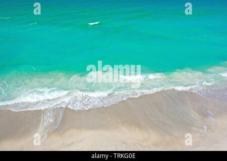 Photo aérienne de l'Océan arrivant sur la plage de l'île d'Anna Maria Banque D'Images