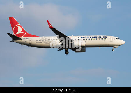 Turkish Airlines Boeing 737-800 immatriculé TC-JHR en approche finale de l'aéroport Atatürk d'Istanbul (IST), Turquie, mars 2019 Banque D'Images