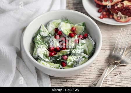 Salade de concombre à l'aneth et les grains de grenade, dans la région de sauce au yogourt Banque D'Images