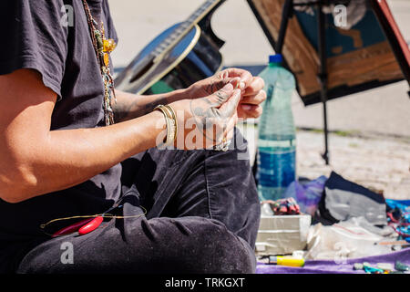 Prague, République tchèque, 30 mai 2019 : artiste bolivien la création et la vente de sa joaillerie art dans la rue Banque D'Images