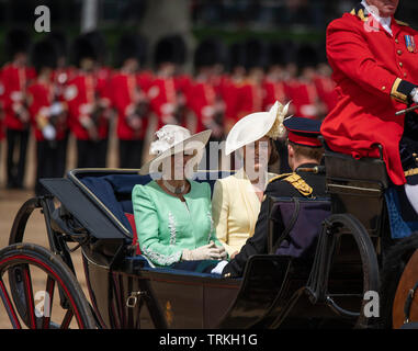 Horse Guards Parade, Londres, Royaume-Uni. 8 juin 2019. Soldats du 1st Battalion Grenadier Guards Troop leur couleur en présence de Sa Majesté la Reine à l'anniversaire de la Reine Parade. Un chariot Royal arrive avec Camilla, Duchesse de Cornwall ; Catherine, duchesse de Cambridge, le prince Harry et Meghan, duchesse de Sussex. Credit : Malcolm Park/Alamy Live News. Banque D'Images