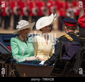 Horse Guards Parade, Londres, Royaume-Uni. 8 juin 2019. Soldats du 1st Battalion Grenadier Guards Troop leur couleur en présence de Sa Majesté la Reine à l'anniversaire de la Reine Parade. Un chariot Royal arrive avec Camilla, Duchesse de Cornwall ; Catherine, duchesse de Cambridge, le prince Harry et Meghan, duchesse de Sussex. Credit : Malcolm Park/Alamy Live News. Banque D'Images