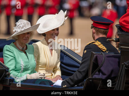 Horse Guards Parade, Londres, Royaume-Uni. 8 juin 2019. Soldats du 1st Battalion Grenadier Guards Troop leur couleur en présence de Sa Majesté la Reine à l'anniversaire de la Reine Parade. Un chariot Royal arrive avec Camilla, Duchesse de Cornwall ; Catherine, duchesse de Cambridge, le prince Harry et Meghan, duchesse de Sussex. Credit : Malcolm Park/Alamy Live News. Banque D'Images