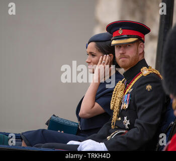 Parade Des Gardes De Cheval, Londres, Royaume-Uni. 8 juin 2019. Les soldats du premier Bataillon Grenadier Guards Troop leur couleur en présence de HM La Reine lors de la parade d’anniversaire de la Reine. Une voiture royale arrive avec des membres de la famille royale, dont le prince Harry et Meghan, le duc et la duchesse de Sussex. Crédit : Malcolm Park/Alay Live News. Banque D'Images