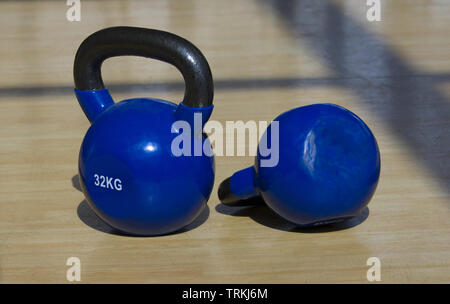 Poids bleu pour le sport. Sur un plancher de salle de sport Banque D'Images