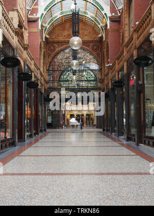 Arcade dans le comté de Victoria, au centre de Leeds, Yorkshire. Banque D'Images