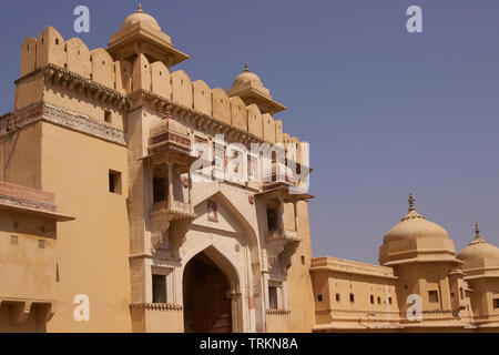 Suraj Pol. L'imposition d'entrée principale de Fort Amber. Bâtiment historique et de l'ancienne maison pour le maharajah de Jaipur dans le Rajasthan en Inde. Banque D'Images