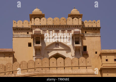 Suraj Pol. L'imposition d'entrée principale de Fort Amber. Bâtiment historique et de l'ancienne maison pour le maharajah de Jaipur dans le Rajasthan en Inde. Banque D'Images