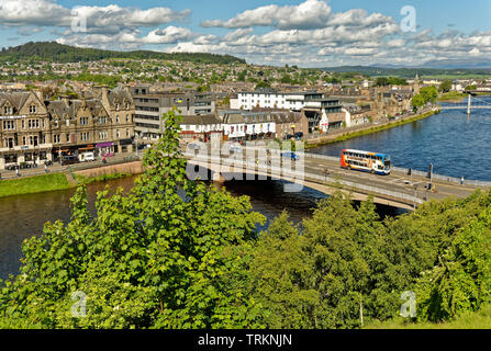 La ville d'INVERNESS ECOSSE VILLE CENTRALE LA RIVIÈRE NESS ET NESS ROAD BRIDGE AVEC DOUBLE DECKER BUS ET PIÉTONS Banque D'Images