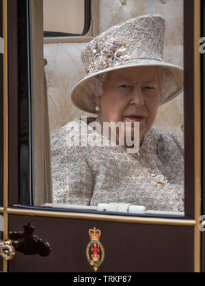 Horse Guards Parade, Londres, Royaume-Uni. 8 juin 2019. Soldats du 1st Battalion Grenadier Guards Troop leur couleur en présence de Sa Majesté la Reine à l'anniversaire de la Reine et parade devant une salle comble. Credit : Malcolm Park/Alamy Live News. Banque D'Images