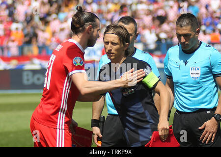 Osijek, Croatie. Le 08 juin, 2019. Gareth Bale de galles avec la Croatie le capitaine Luka Modric. Croatie v Pays de Galles, l'UEFA Euro 2020, groupe E match qualificatif à l'Gradski Stadion à Osijek, Croatie le samedi 8 juin 2019. Ce droit ne peut être utilisé qu'à des fins rédactionnelles. Utilisez uniquement rédactionnel, pic de Gareth John/Andrew Orchard la photographie de sport/Alamy live news Crédit : Andrew Orchard la photographie de sport/Alamy Live News Banque D'Images