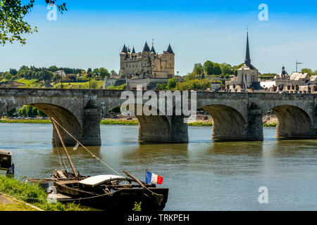 Saumur, vue sur la ville avec château et l'église de Saint Pierre sur le fleuve Loire, Maine et Loire, Pays de la Loire, France Banque D'Images