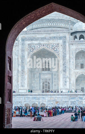 Le Taj Mahal à Agra, Inde, vue à travers une arcade Banque D'Images