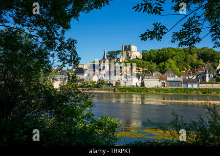 Château de Montrichard au-dessus du village sur le Cher, Loire-et-Cher, Centre Val de Loire, France Banque D'Images