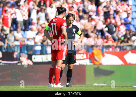 Osijek, Croatie. Le 08 juin, 2019. Gareth Bale de galles avec Luka Modric de Croatie. Croatie v Pays de Galles, l'UEFA Euro 2020, groupe E match qualificatif à l'Gradski Stadion à Osijek, Croatie le samedi 8 juin 2019. Ce droit ne peut être utilisé qu'à des fins rédactionnelles. Utilisez uniquement rédactionnel, pic de Gareth John/Andrew Orchard la photographie de sport/Alamy live news Crédit : Andrew Orchard la photographie de sport/Alamy Live News Banque D'Images