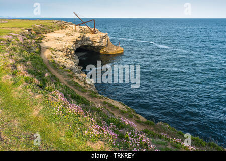 L'éclairage de la carrière désaffectée sur une grue ou un palan grotte marine à Portland Bill sur l'Île de Portland, la côte jurassique du Dorset, Angleterre, Royaume-Uni. Banque D'Images