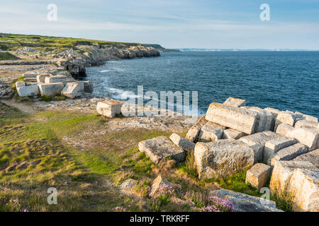 Il reste d'une ancienne carrière désaffectée à Portland Bill sur l'Île de Portland, dans le Dorset. L'Angleterre. UK. Banque D'Images