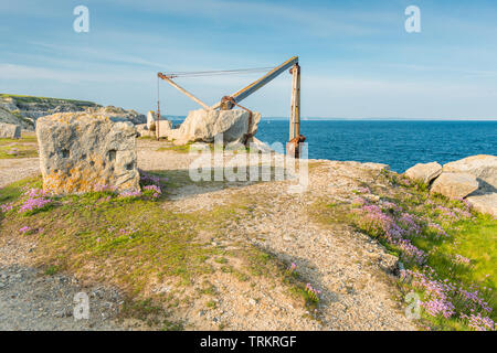 Portland Bill avec le reste de la corrosion d'une carrière désaffectée de levage sur l'Île de Portland, dans le Dorset. L'Angleterre. UK. Banque D'Images