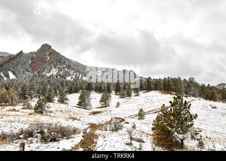 Une tempête de neige de printemps couvre la chaîne de montagnes, la vallée et les fers de Chautauqua Park, à Boulder, Colorado Banque D'Images