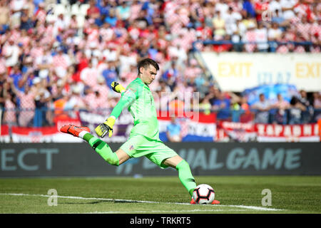 Osijek, Croatie. Le 08 juin, 2019. Dominik Livakov, le gardien de but de la Croatie dans l'action. Croatie v Pays de Galles, l'UEFA Euro 2020, groupe E match qualificatif à l'Gradski Stadion à Osijek, Croatie le samedi 8 juin 2019. Ce droit ne peut être utilisé qu'à des fins rédactionnelles. Utilisez uniquement rédactionnel, pic de Gareth John/Andrew Orchard la photographie de sport/Alamy live news Crédit : Andrew Orchard la photographie de sport/Alamy Live News Banque D'Images