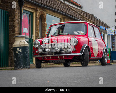 Mini Cooper rouge classique garé par Vintage Milk atan in Goathland North Yorkshire le cadre de la série télévisée populaire Le rythme cardiaque s'est établi dans les années 1960 Banque D'Images