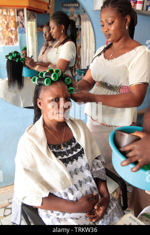 Atelier de coiffure. Lomé. Le Togo. Afrique de l'Ouest. Banque D'Images