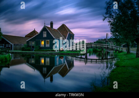 Coucher de soleil nuageux et venteux à Zaanse, Zaandam, Amsterdam, Pays-Bas Banque D'Images