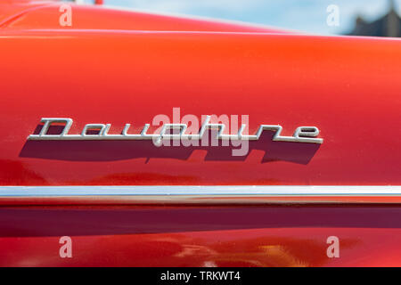 Wattrelos,FRANCE-juin 02,2019 : vue de la marque et le logo Renault Dauphine. Banque D'Images