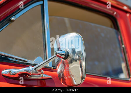 Wattrelos,FRANCE-juin 02,2019 : vue sur le miroir d'un vieux Renault Dauphine. Banque D'Images